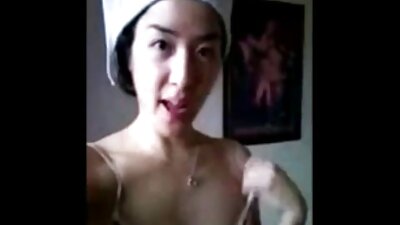 A esposa de Dominatrix dá videos de lésbicas fazendo sexo footjob para seu marido maricas e a trata como uma dama