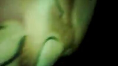 A esposa vídeo fazendo sexo pornô lubrifica sua bela bunda redonda para que eu possa bater bem nela
