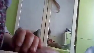 Chupar videos porno com dois pau e foder estilo cachorrinho no chão enquanto é espancado