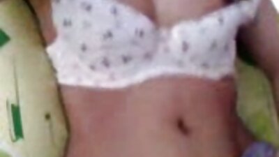 Domingo de vídeo pornô mulher fazendo sexo com homem manhã acariciando a porra deitando-se na cama