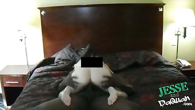 Esposa fofa adora o pau minúsculo do vídeo pornô com dois homens marido