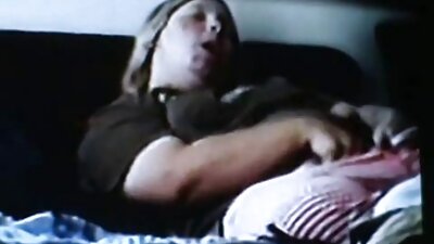 Esposa madura deitada na cama brincando sexo gratis coroas gostosas com uma buceta