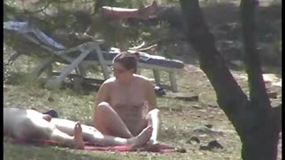 Milf video sexo com dois homens bronzeada de férias expondo-se em público
